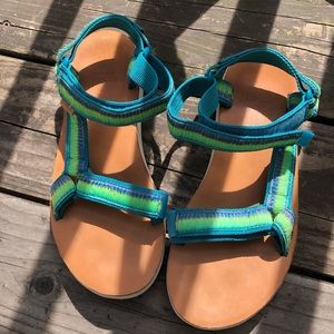 Teva womens 8 sandals . In EUC
